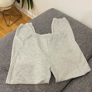 3/22 🧡 Pretty little thing grey sweatpants 
Size: US 0